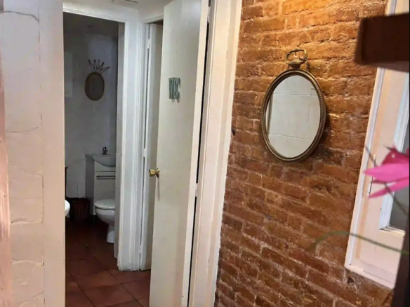 Zona de mesas junto a la puerta de entrada acristalada en cafetería brunch con licencia C2 en traspaso en la Diagonal, Barcelona.