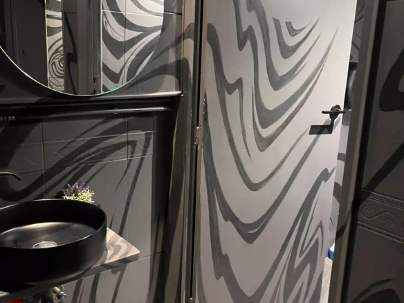 Pasillo de acceso a los lavabos en bar cafetería en traspaso en la calle Diputació, Barcelona.