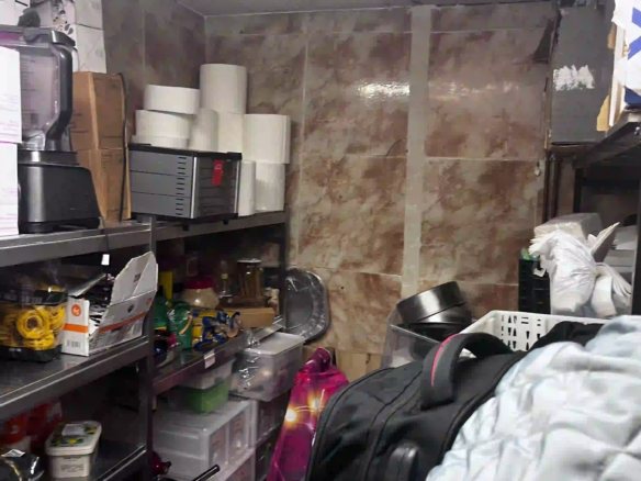 Depósito y zona de almacén del bar restaurante en traspaso en calle Bailén, Barcelona.