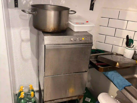 Cocina equipada con lavavajillas industrial en bar restaurante en traspaso en Roger de Llúria, Barcelona.