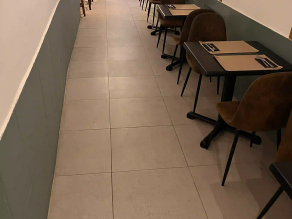 Sala comedor con mesas en fila de bar restaurante en traspaso en calle Rosselló, Barcelona.