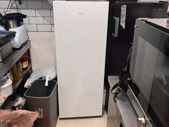 Cocina pequeña equipada con horno de convección en restaurante bar en traspaso en Passeig de Sant Joan, Barcelona.
