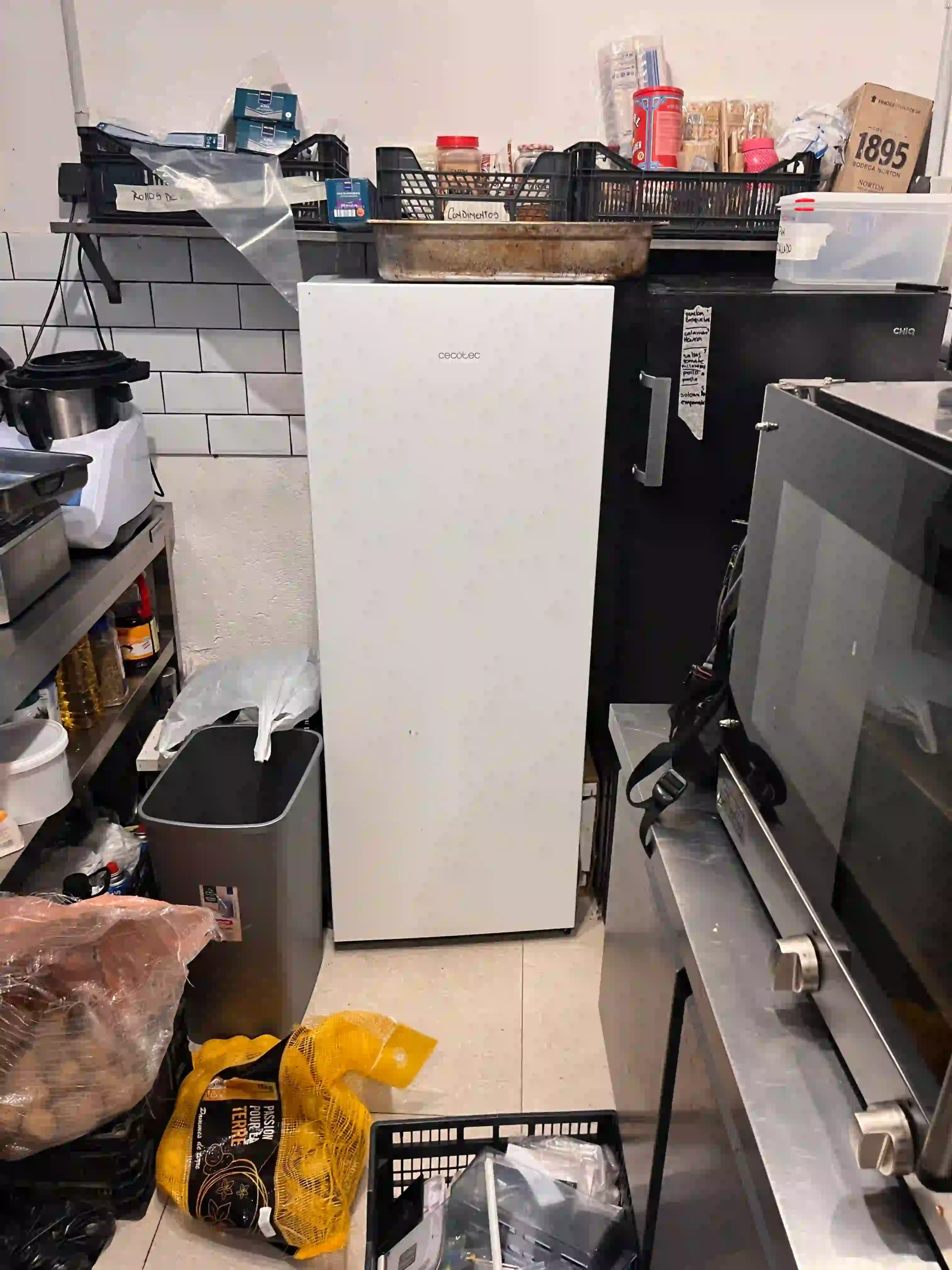 Cocina con horno Passeig de Sant Joan. Cocina pequeña equipada con horno de convección en restaurante bar en traspaso en Passeig de Sant Joan, Barcelona.