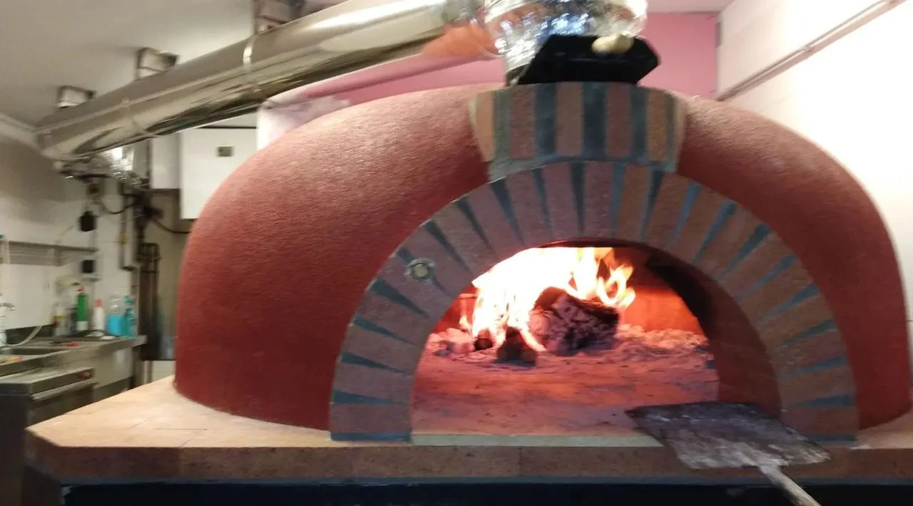 Auténtico horno de leña italiano en restaurante pizzería en traspaso en calle Mallorca, Barcelona.